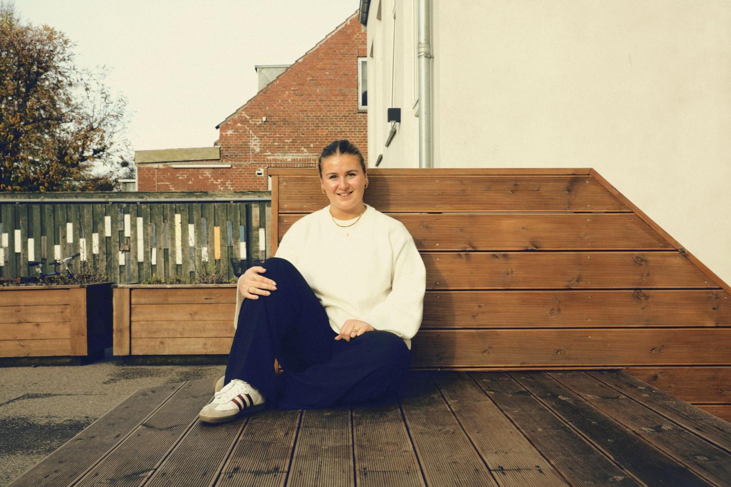 mathilde sidder ned