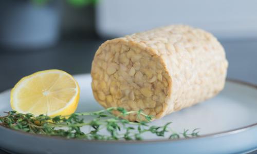 Foto af tempeh på en tallerken